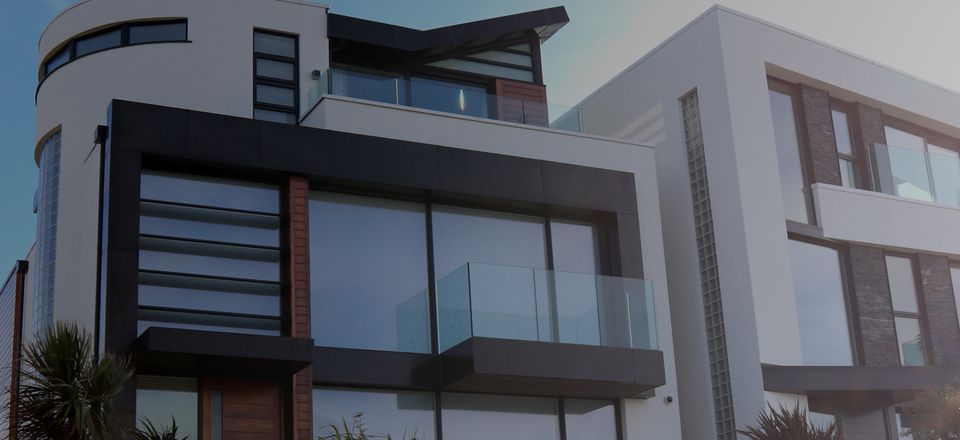 Modernes Wohnhaus mit großflächigen Fenstern und Aluminium-Rollläden