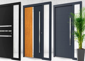 Drei Haustüren aus Aluminium und Holz mit Seitenteilen