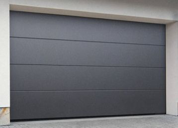 Graues Sektionaltor an einer Garage