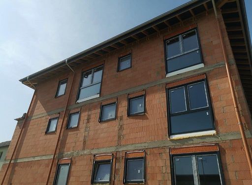 Neubau mit eingebauten anthrazitfarbenen Fenstern