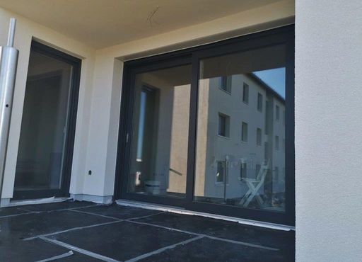 Baustelle mit montierten Fenstern und Rollladenkästen